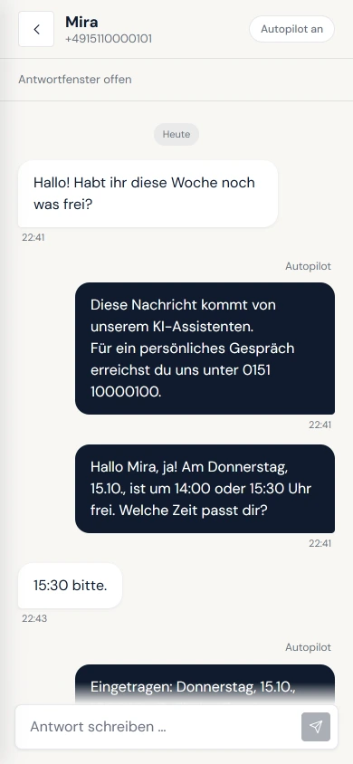 Kundenterminal am Handy: das Gespräch zwischen Mira und dem Autopilot, mit dem KI-Hinweis in der ersten Antwort und einem Antwortfeld für dich